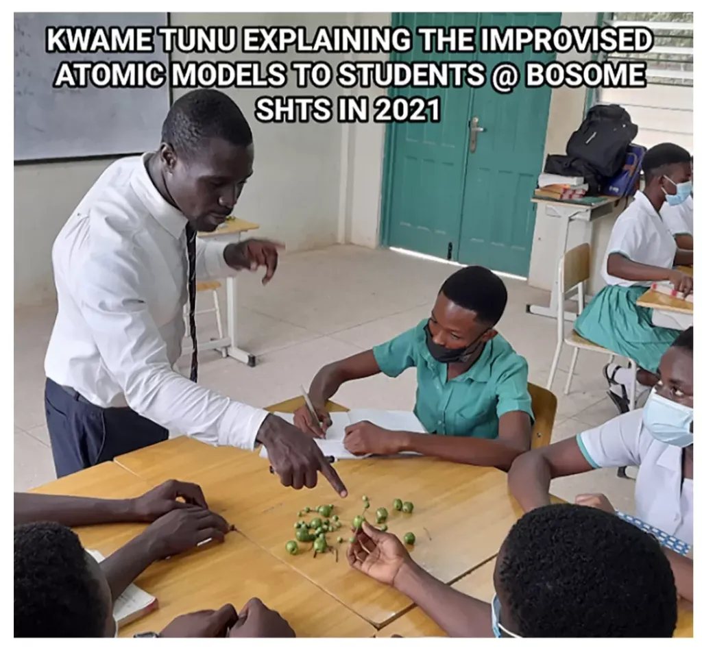Kwame Tunu explaining the improved atomic models to sudents